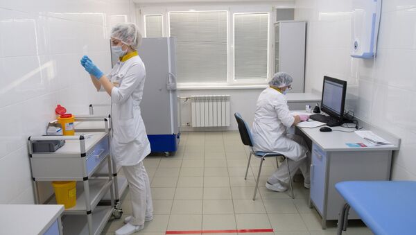 Медработники в прививочном пункте по вакцинации от COVID-19 городской поликлиники в Москве - Sputnik Аҧсны