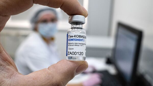 Медработник демонстрирует компонент 1 вакцины от коронавируса Спутник V в прививочном пункте городской поликлиники в Москве - Sputnik Абхазия
