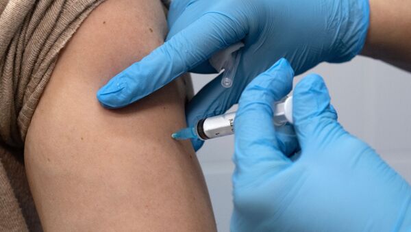 Медработник вводит вакцину от коронавируса Спутник V в прививочном пункте по вакцинации от COVID-19 в городской поликлинике в Москве - Sputnik Аҧсны