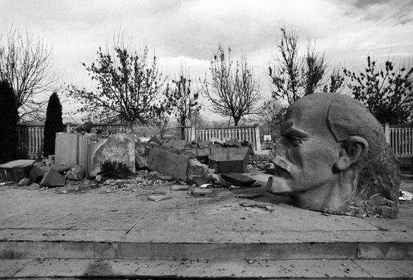 Разрушенный землетрясением памятник В.И. Ленину - Sputnik Абхазия