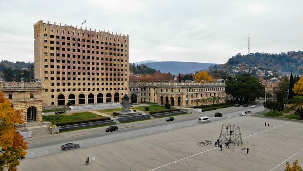 Площадь Свободы в красках осени  - Sputnik Абхазия