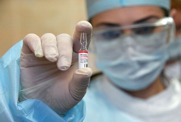 Медицинский работник минской поликлиники проводит вакцинацию добровольцев от COVID-19 российским препаратом Спутник V - Sputnik Абхазия