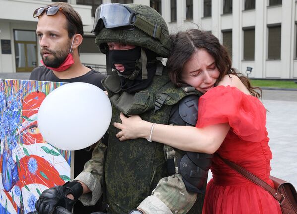 Участники акции протеста и военнослужащий в Минске - Sputnik Абхазия