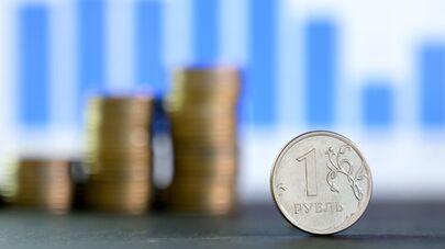 Монета номиналом один рубль.