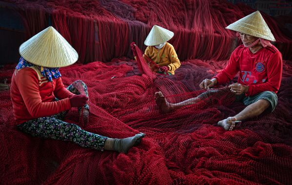Снимок Red Net Mending вьетнамского фотографа Ly Hoang Long, вошедший в шортлист категории People конкурса 2020 Earth Photo - Sputnik Абхазия