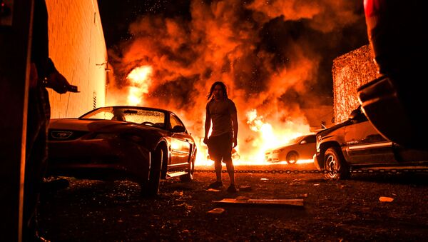 Горящие автомобили на фоне беспорядков, произошедших после смерти Джорджа Флойда от рук полицейских в Миннеаполисе, США  - Sputnik Абхазия