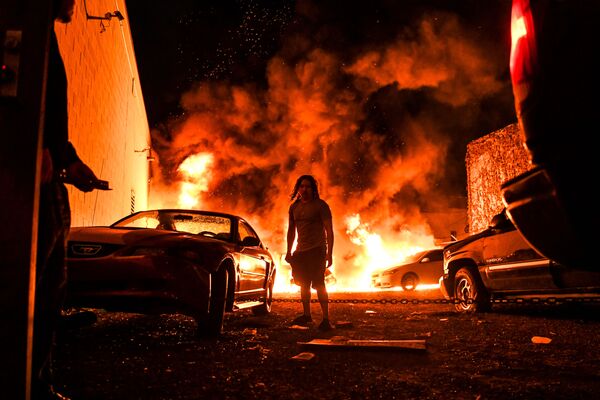 Горящие автомобили на фоне беспорядков, произошедших после смерти Джорджа Флойда от рук полицейских в Миннеаполисе, США  - Sputnik Абхазия