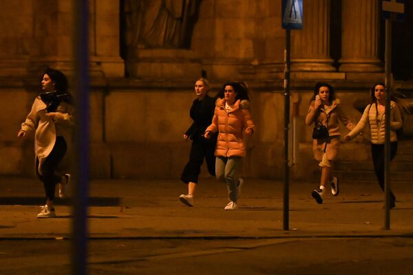 Девушки убегают с места расстрела террористом людей в Вене, 2 ноября 2020 года - Sputnik Абхазия