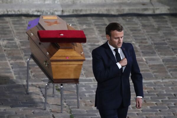 Президент Франции Эммануэль Макрон отдает дань уважения у гроба учителя Самюэля Пати, убитого и обезглавленного в результате исламистского нападения  - Sputnik Абхазия