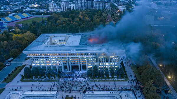 Горящее здание Белого дома в Бишкеке в результате протестов против результатов выборов, октябрь 2020 года - Sputnik Абхазия