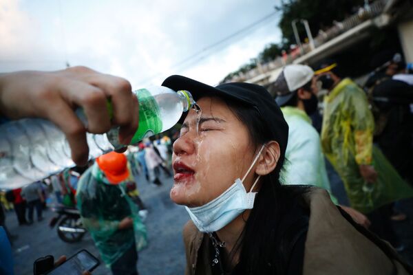 Участница антиправительственного митинга возле парламента в Бангкоке, Таиланд - Sputnik Абхазия