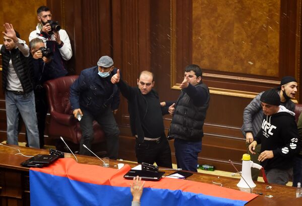 Участники акции протеста в одном из залов в здании захваченного парламента Армении в Ереване, 10 ноября 2020 года - Sputnik Абхазия