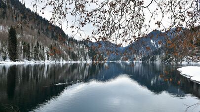 Озеро Рица ы