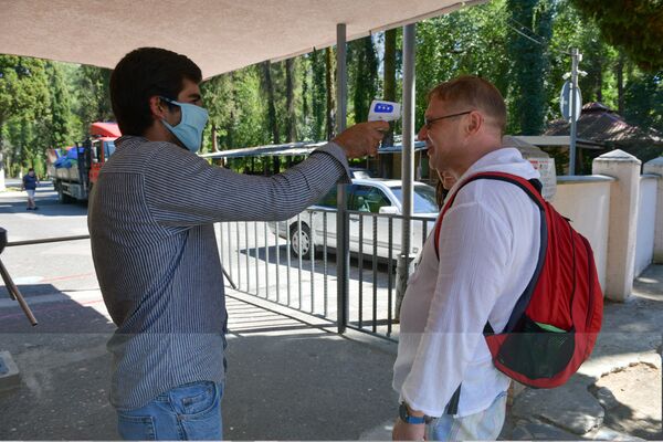 При входе в пансионат «Пицунда» отдыхающим проверяют температуру  - Sputnik Абхазия