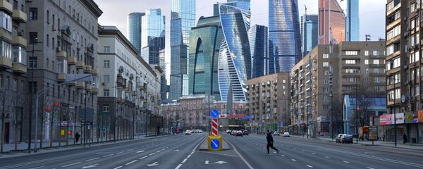 Мужчина перебегает Большую Дорогомиловскую улицу в Москве - Sputnik Абхазия