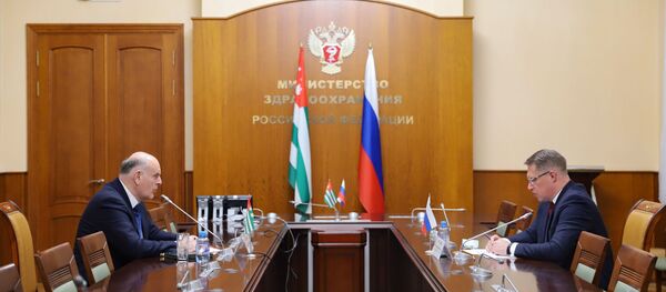 Президент Абхазии Аслан Бжания встретился с министром здравоохранения РФ Михаилом Мурашко  - Sputnik Абхазия