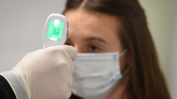 Измеряют температуру  - Sputnik Абхазия