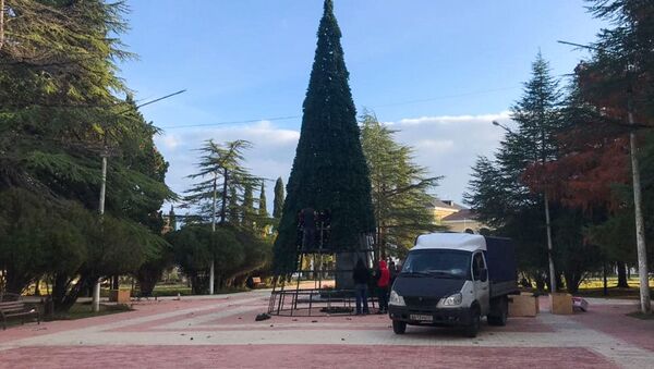 Установка Новогодней елки в парке имени Ленина в Гудауте - Sputnik Абхазия