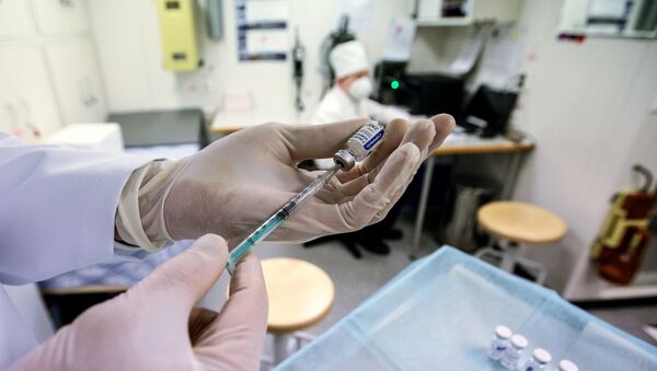 Медицинский работник набирает в шприц вакцину от COVID-19 на фрегате Адмирал флота Касатонов в Североморске. Рекадрированный. - Sputnik Абхазия