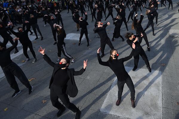 Танцоры группы Les essentiels во время выступления в знак протеста против политики правительства в области здравоохранения во Франции  - Sputnik Абхазия