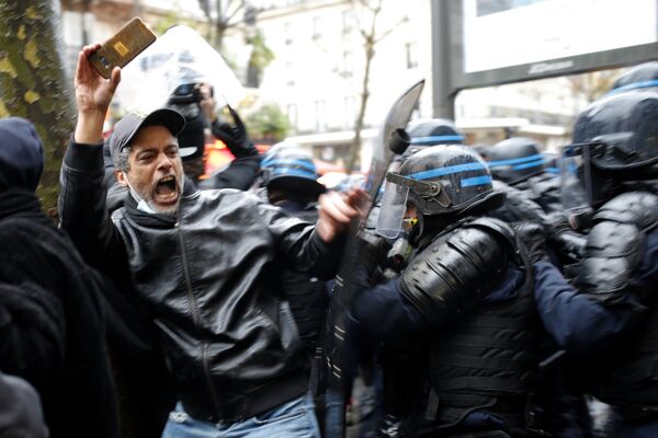 Участник протеста и полицейские в Париже  - Sputnik Абхазия