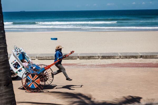 Рикша на пляже в Дурбане, ЮАР  - Sputnik Абхазия
