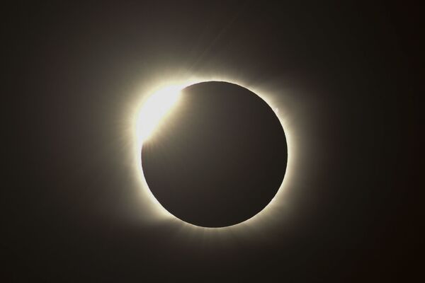 Огненное кольцо во время полного солнечного затмения в Аргентине  - Sputnik Абхазия