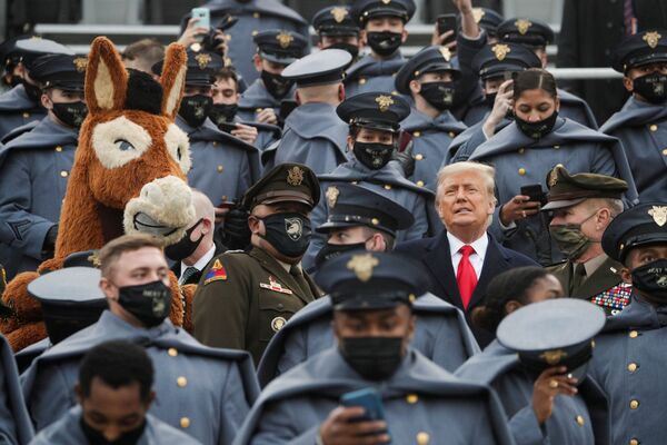 Президент США Трамп стоит среди курсантов армии США в Вест-Пойнте - Sputnik Абхазия