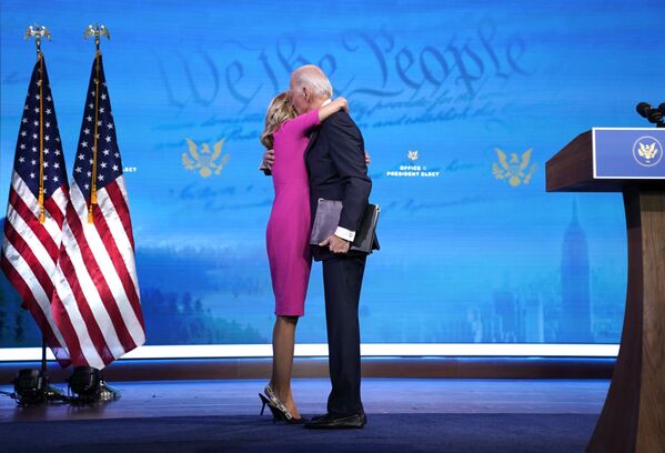 Президент США Джо Байден обнимает свою жену Джилл Байден - Sputnik Абхазия