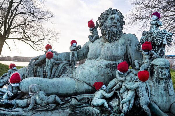 Маленькие бронзовые статуи в рождественских колпаках и масках в Копенгагене  - Sputnik Абхазия