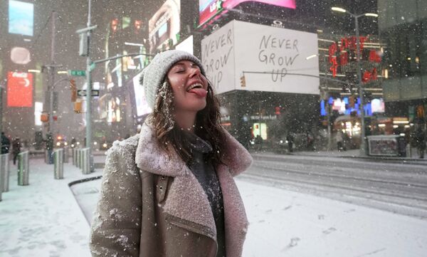 Турист во время снегопада на Таймс-сквер в Нью-Йорке - Sputnik Абхазия