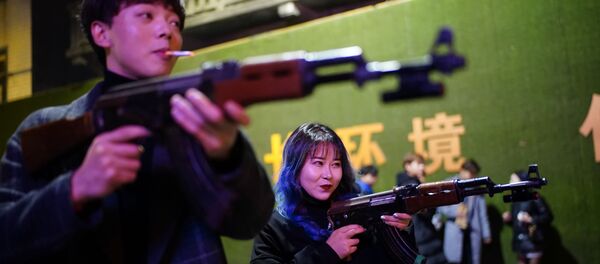 Посетители в тире ночного клуба в Ухане год спустя после вспышки коронавируса Посетители в тире ночного клуба в Ухане год спустя после вспышки коронавируса - Sputnik Абхазия