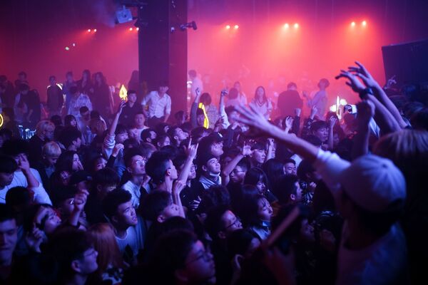 Посетители танцуют в ночном клубе в Ухане - Sputnik Абхазия