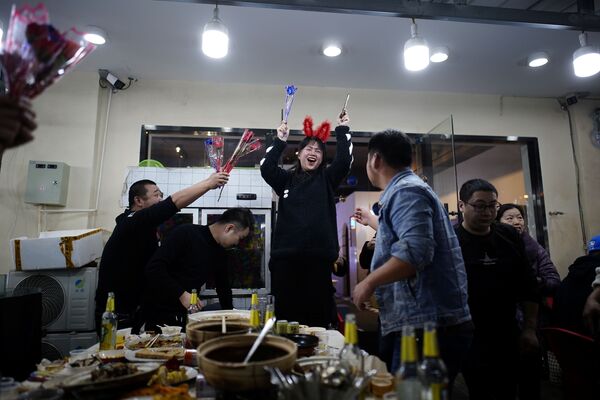 Люди празднуют день рождения в ресторане Уханя - Sputnik Абхазия