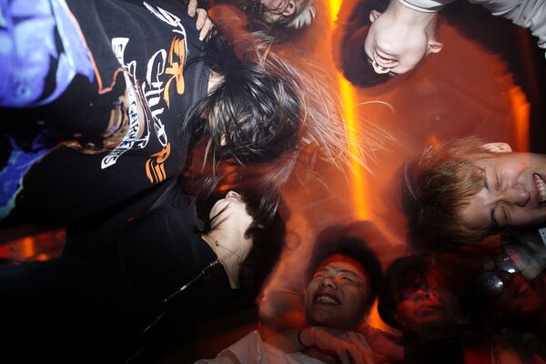 Люди танцуют в ночном клубе Уханя - Sputnik Абхазия