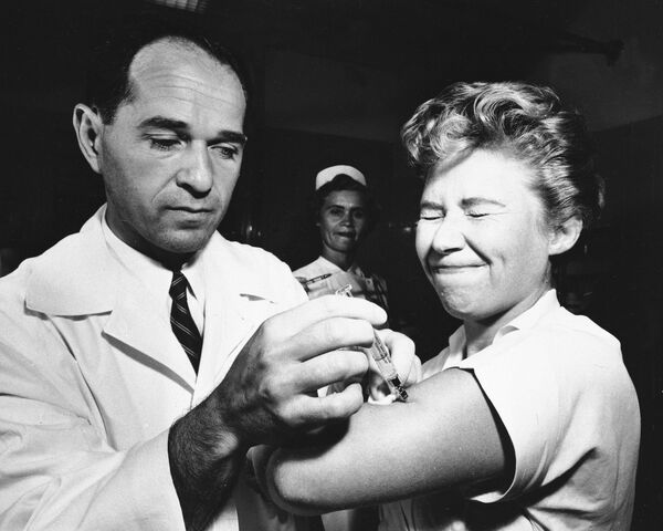 Врач делает медсестре первую прививку от азиатского гриппа в Нью-Йорке, 1957 год - Sputnik Абхазия