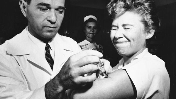 Врач делает медсестре первую прививку от азиатского гриппа в Нью-Йорке, 1957 год - Sputnik Абхазия