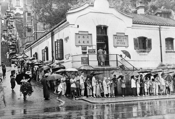 Очередь на вакцинацию от холеры перед медицинским центром в Гонконге, 1961 год - Sputnik Абхазия