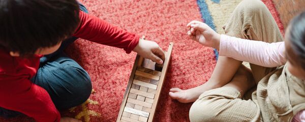 Дети играют на полу Дети играют на полу - Sputnik Абхазия