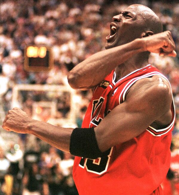  Майкл Джордан из Chicago Bulls празднует победу в игре финала НБА в Солт-Лейк-Сити, штат Юта - Sputnik Абхазия