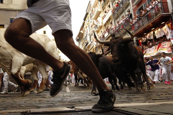 Бег быков на фестивале Сан-Фермин в Памплоне, Испания - Sputnik Абхазия