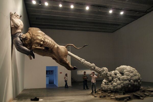 Скульптура китайского художника Чэнь Вэньлинга ​​в галерее Пекина, критикующая мировой финансовый кризис - Sputnik Абхазия