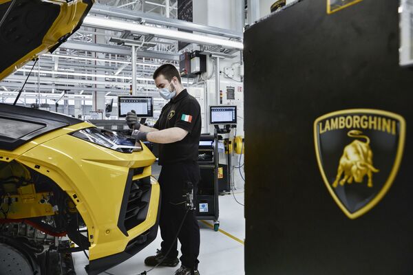 Рабочий сборочной линии завода Lamborghini в Сант-Агата-Болоньезе, Италия - Sputnik Абхазия