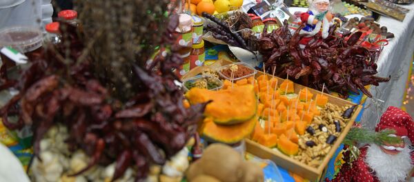 Новогодняя ярмарка в Сухуме  Новогодняя ярмарка в Сухуме  - Sputnik Абхазия