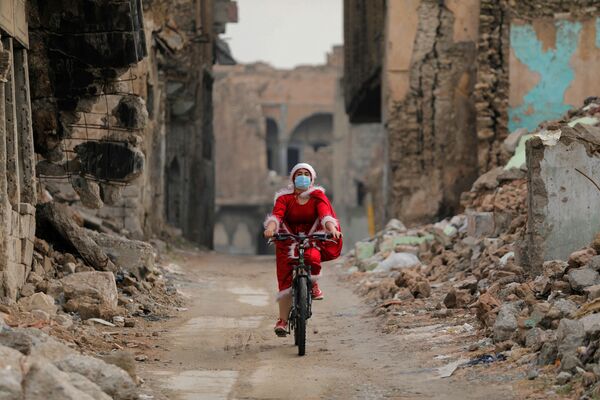 Девушка в костюме Санта-Клауса едет по улице Мосула, Ирак - Sputnik Абхазия