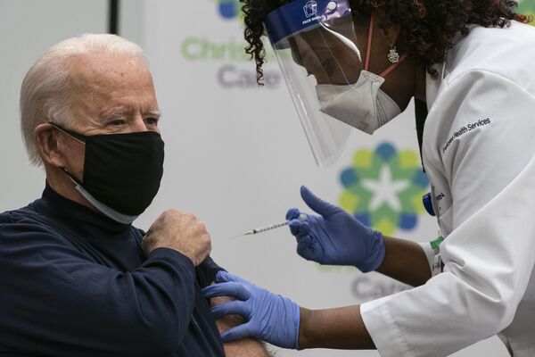 Джо Байден во время вакцинации от COVID-19 - Sputnik Абхазия
