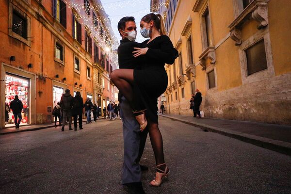 Люди танцуют танго на улице в Риме накануне локдауна в Рождество, Италия - Sputnik Абхазия
