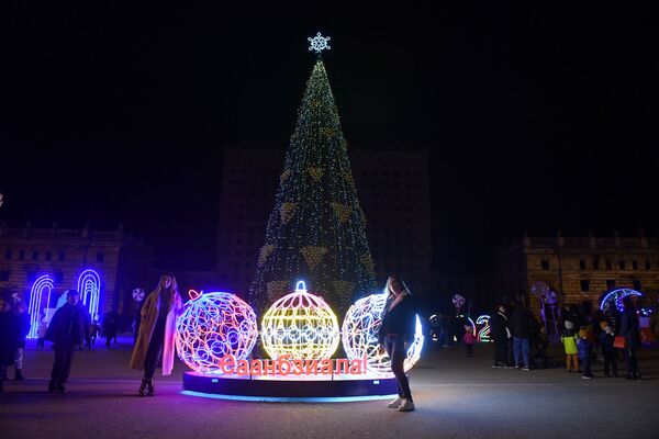Площадь Свободы главный эпицентр хорошего настроения и отличных фотографий - Sputnik Абхазия