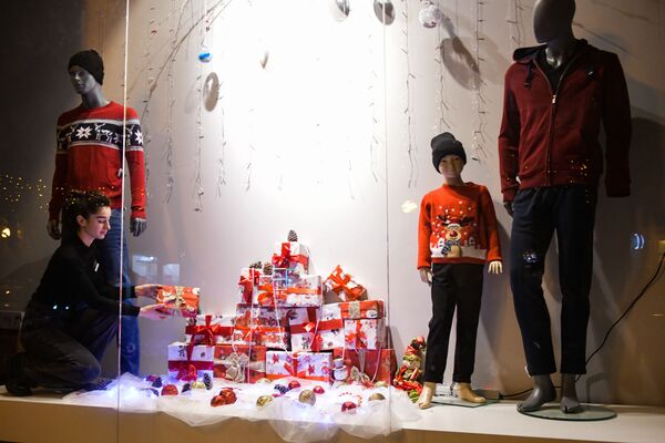 Витрины магазинов уже готовы раздавать новогодние подарки – скидки
 - Sputnik Абхазия
