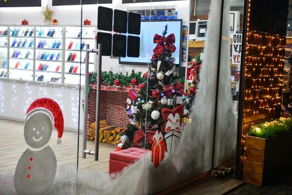 Каждый год владельцы магазинов соревнуются за самое красивое оформление витрин
 - Sputnik Абхазия